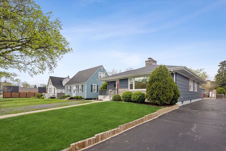 Property Photo: 123 E Columbia Avenue IL 60126