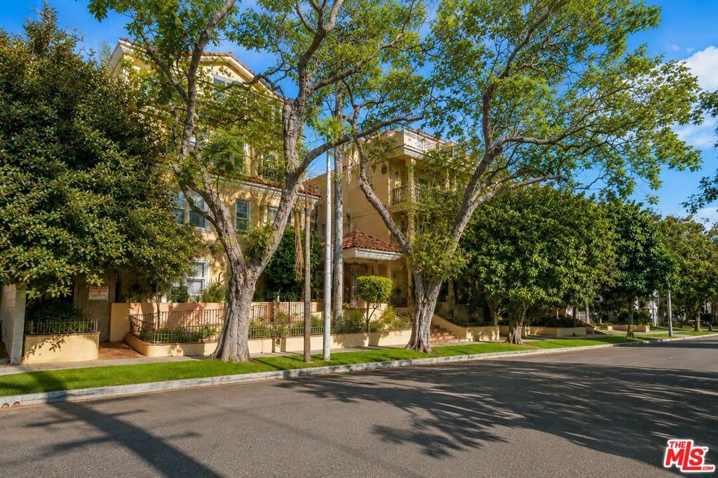 Property Photo:  1050 N Edinburgh Avenue 103  CA 90046 
