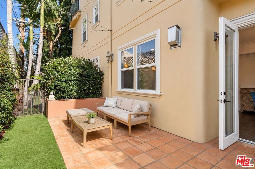 Property Photo:  1050 N Edinburgh Avenue 103  CA 90046 