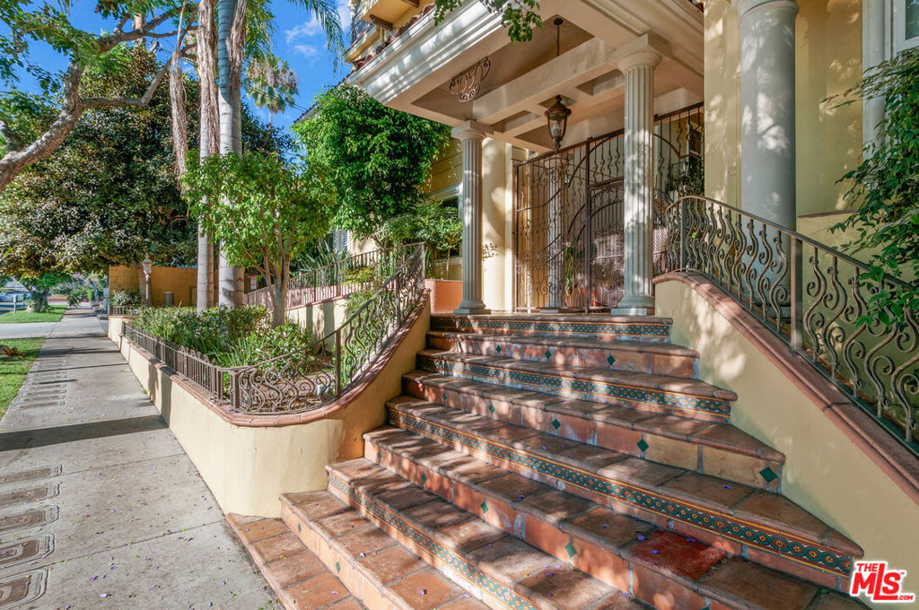Property Photo: 1050 N Edinburgh Avenue 103 CA 90046