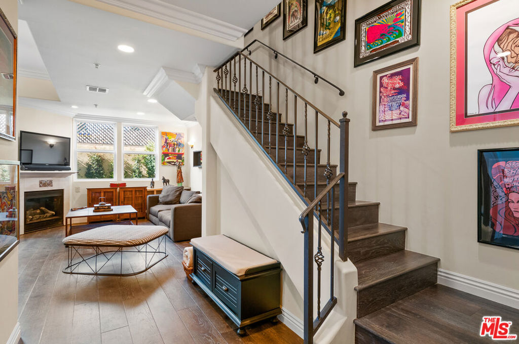 Property Photo: 1050 N Edinburgh Avenue 103 CA 90046