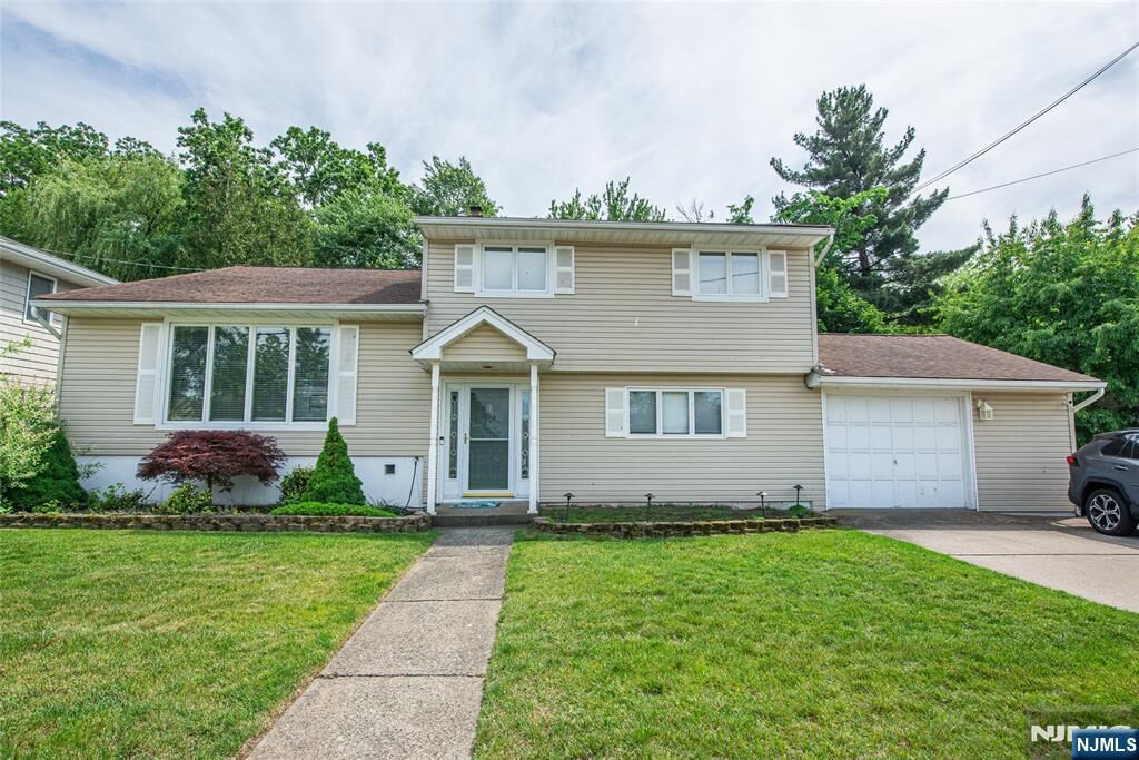 Property Photo:  319 Winifred Drive  NJ 07512 