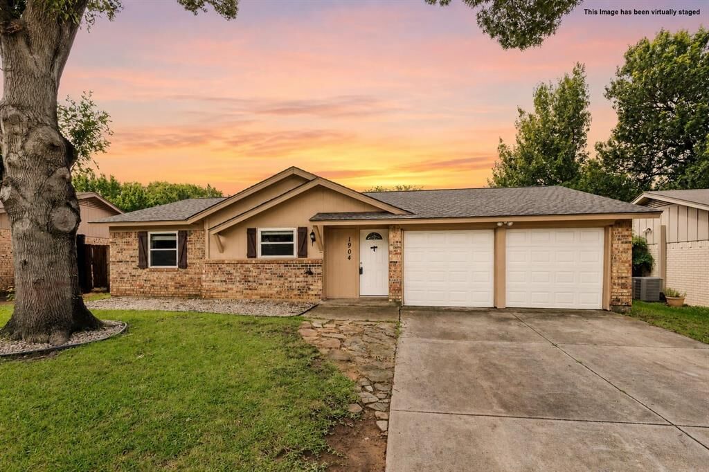 Property Photo:  1904 Westover Drive  TX 76015 