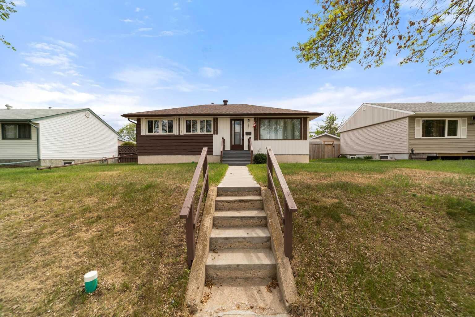 Property Photo:  5805 48A Avenue  AB T4V 0L4 