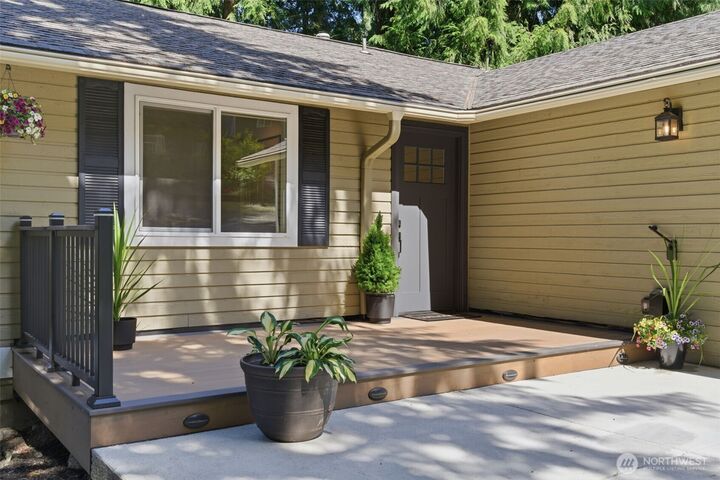 Property Photo:  895  Highwood Drive SW  WA 98027 