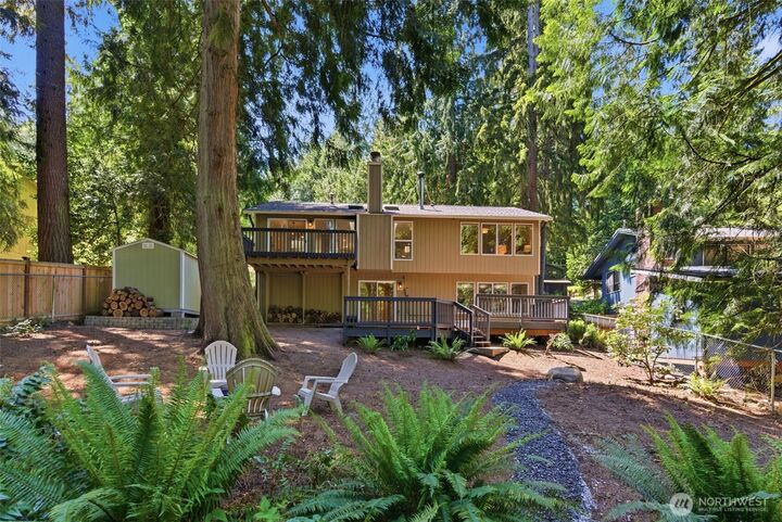 Property Photo: 895 Highwood Drive SW WA 98027