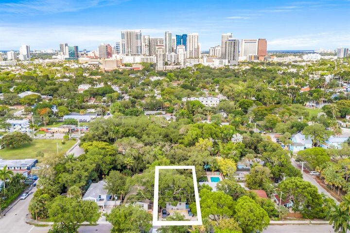 Property Photo: 312 SW 12th Avenue FL 33312