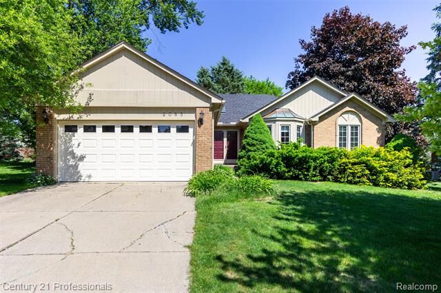 Property Photo: 2085 Elkhorn Drive MI 48307