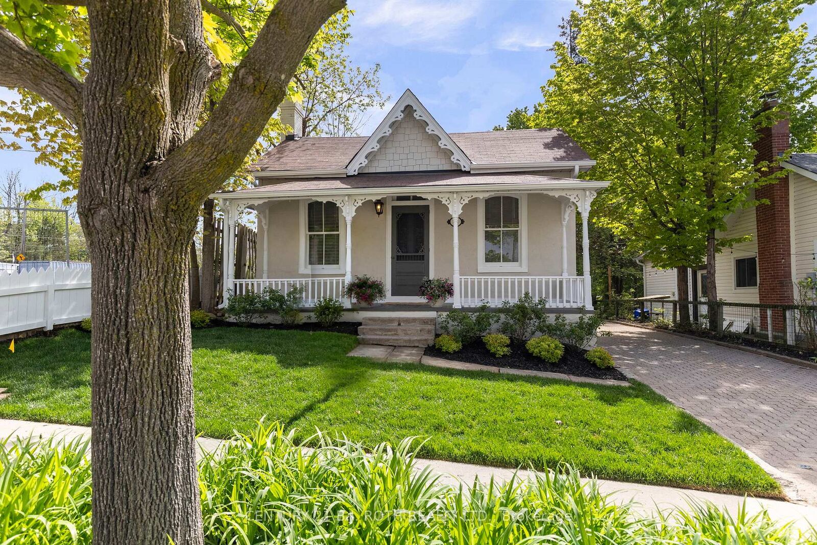 Property Photo: 13 Nelson Square E ON L4M 4J6