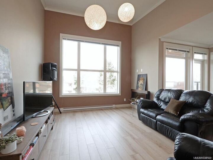 Property Photo:  300 Michigan St #403  BC V8V 1R5 