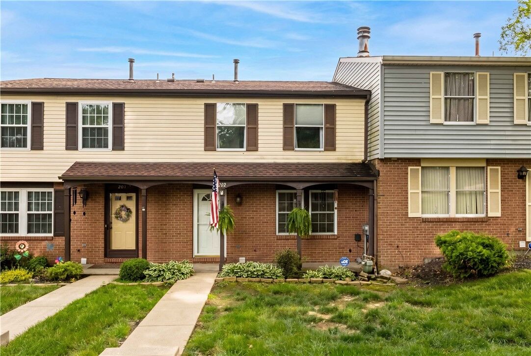Property Photo: 202 Olde Orchard Dr 202 PA 15017