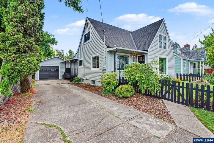 Property Photo:  1435 17th St NE  OR 97301 