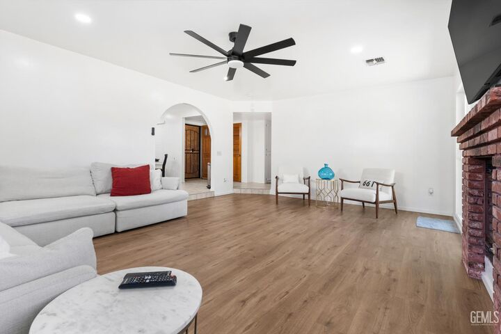 Property Photo:  4324 Sugar Cane Avenue  CA 93313 