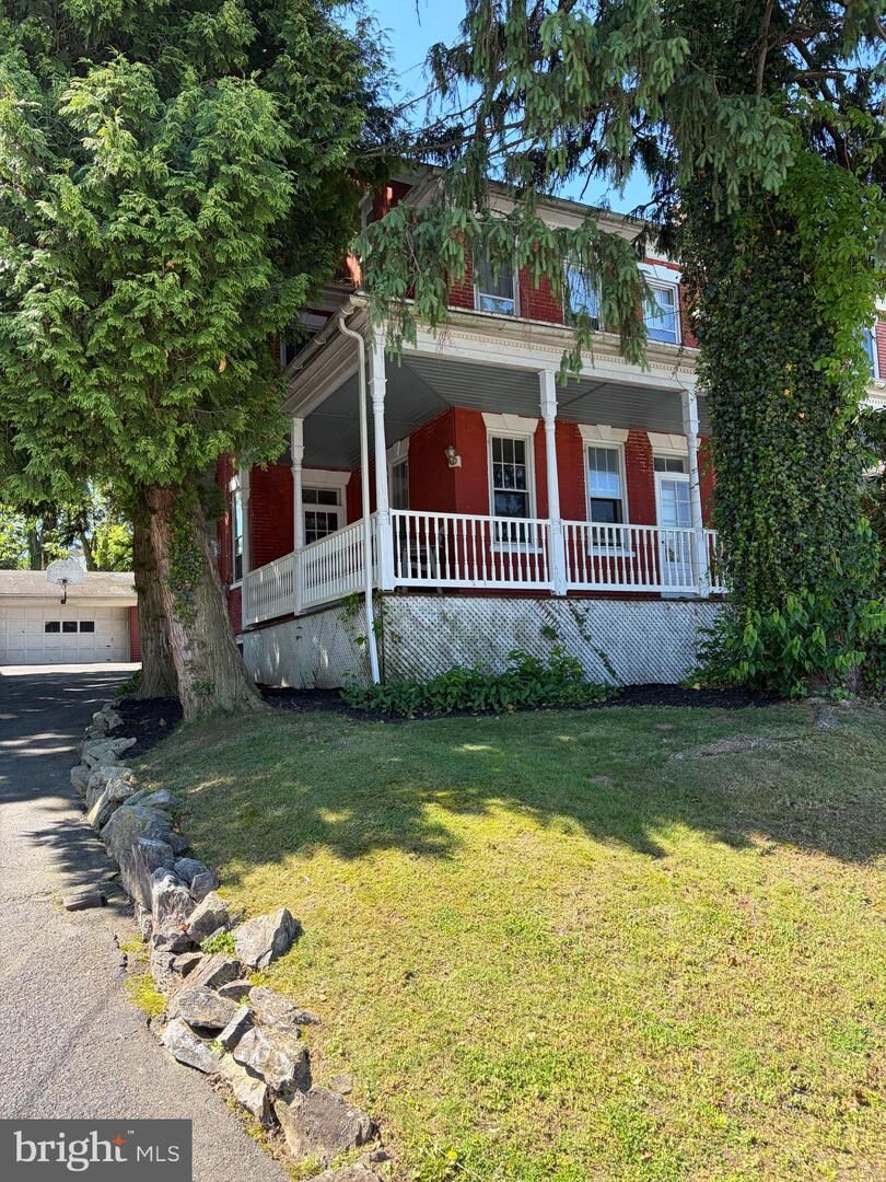 Property Photo:  138 E New Street  PA 17554 