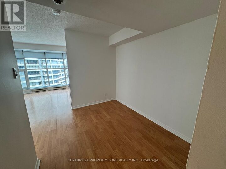 Property Photo:  77 Harbour Square 2105  ON M5J 2S2 