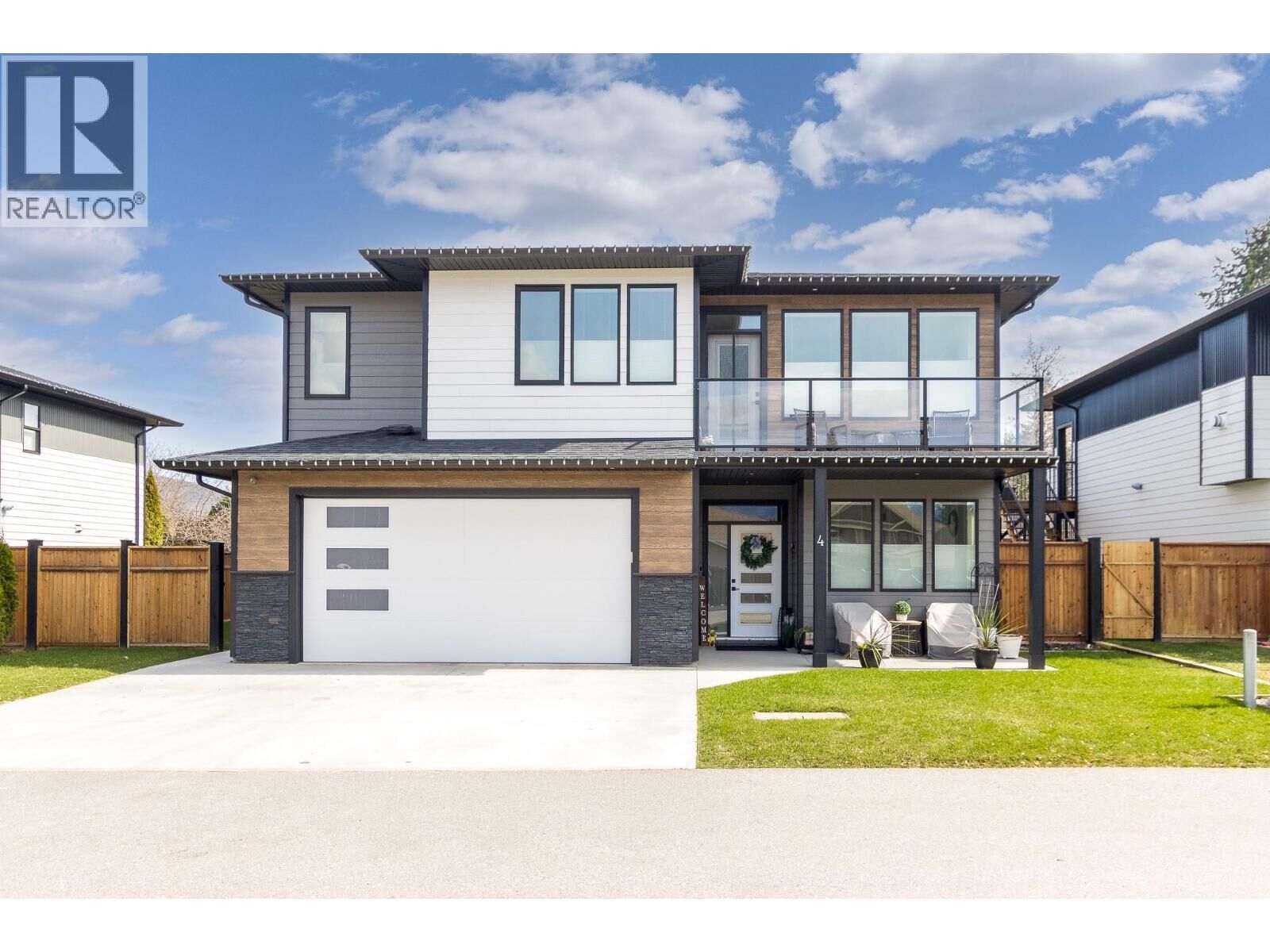 Property Photo: 1441 20 Avenue Southeast 4 BC V1E 2M9