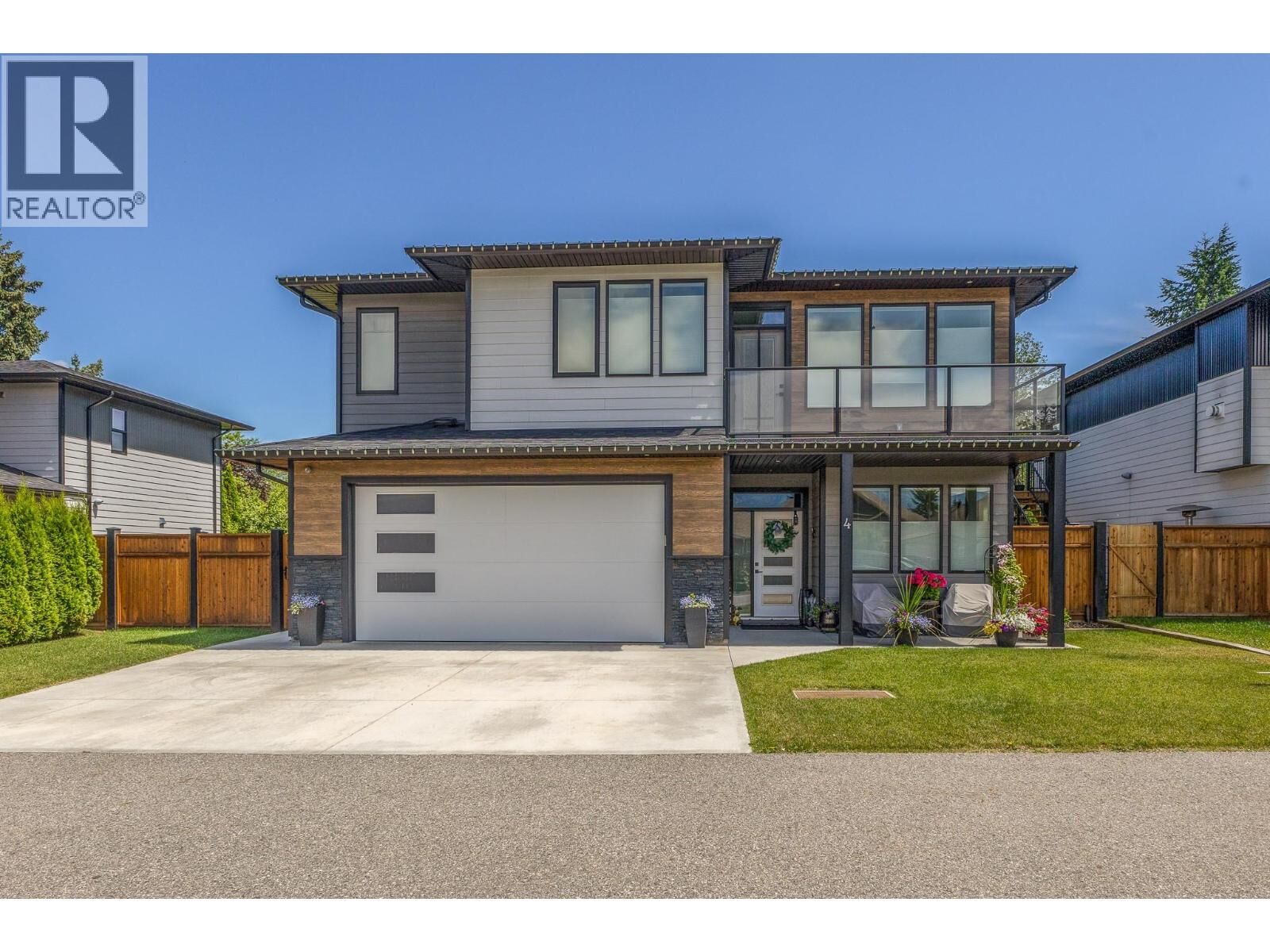 Property Photo: 1441 20 Avenue Southeast 4 BC V1E 2M9