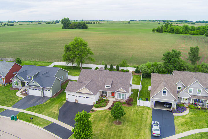 Property Photo: 855 Coventry Circle N IL 60178