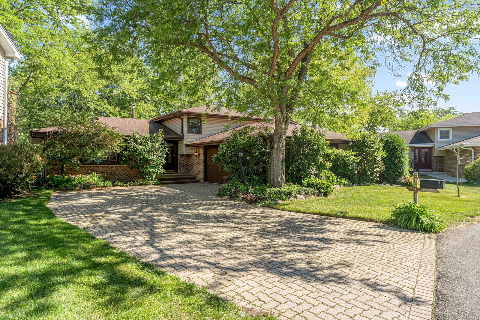 Property Photo: 1093 Poplar Court IL 60047