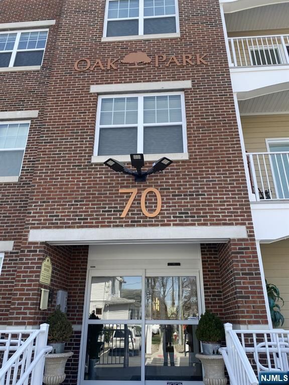Property Photo:  70 Oak Street 306  NJ 07662 