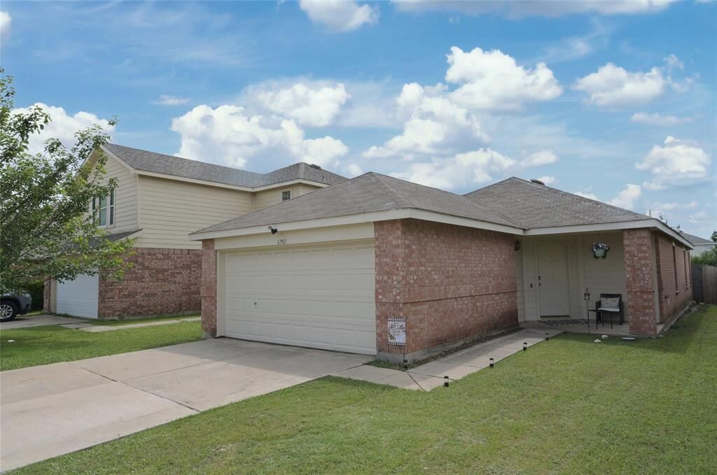 Property Photo: 6701 Waterhill Lane TX 76179
