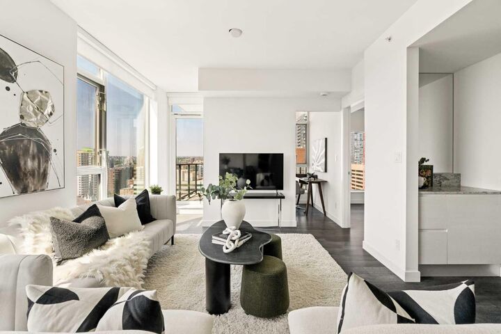 Property Photo: 310 12 Avenue SW 1808 AB T2R 1B5
