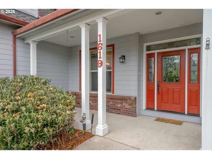 Property Photo:  1619 Willow Loop  OR 97439 
