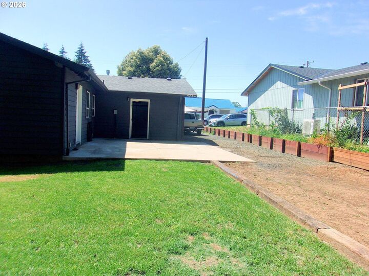 Property Photo:  412 SW Fir St  OR 97396 