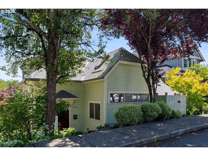 Property Photo: 7608 S Hood Ave OR 97219