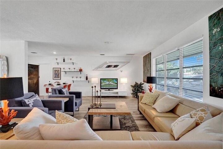 Property Photo: 5101 NE 27th Avenue FL 33064