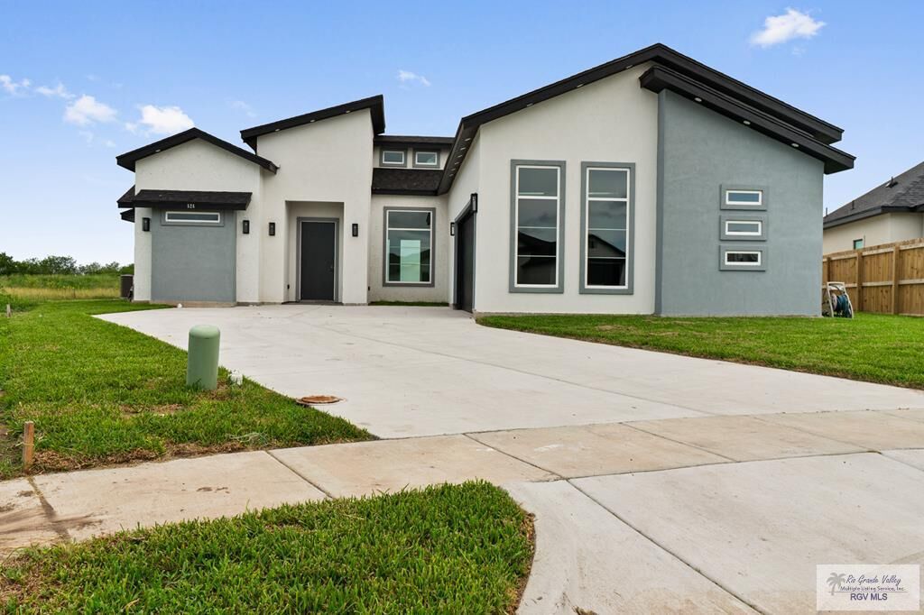 Property Photo: 526 Oriole Dr TX 78568