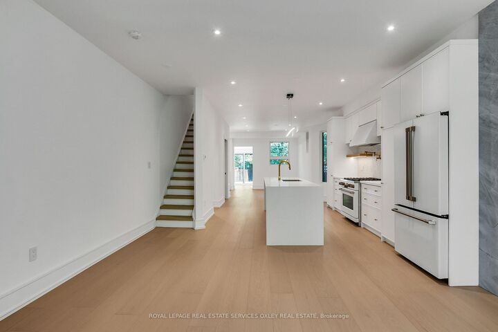 Property Photo: 195 Albany Avenue ON M5R 3C7