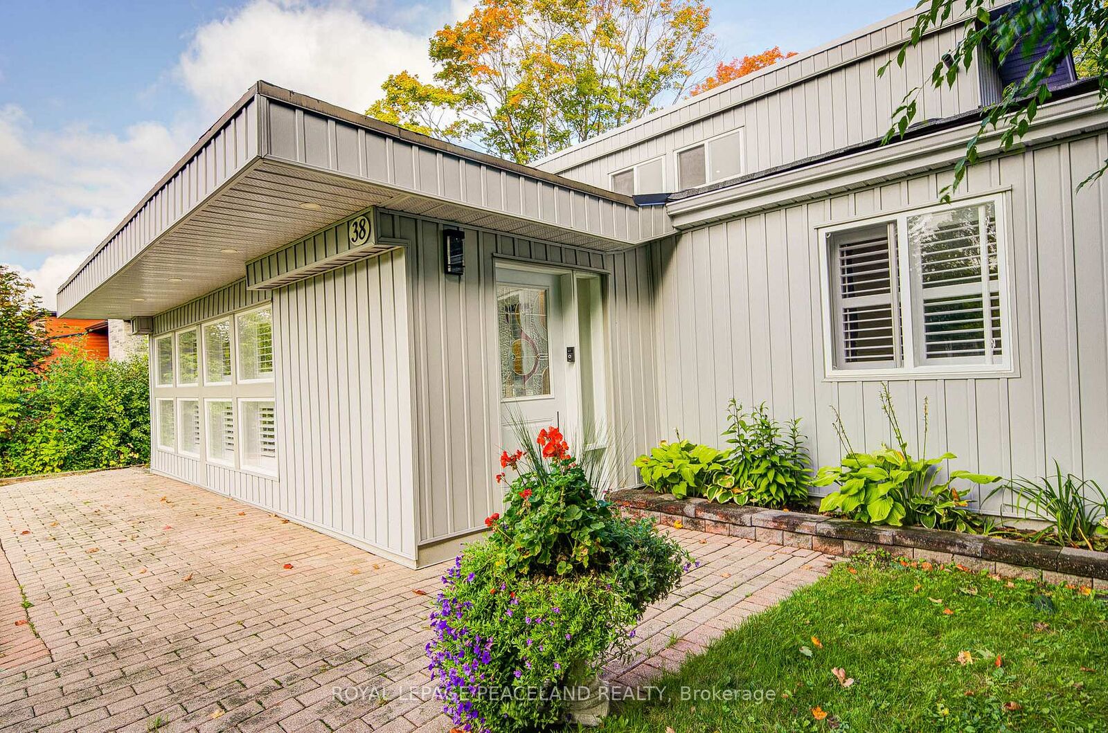 Property Photo: 38 Lakeview Avenue ON L4A 2H1
