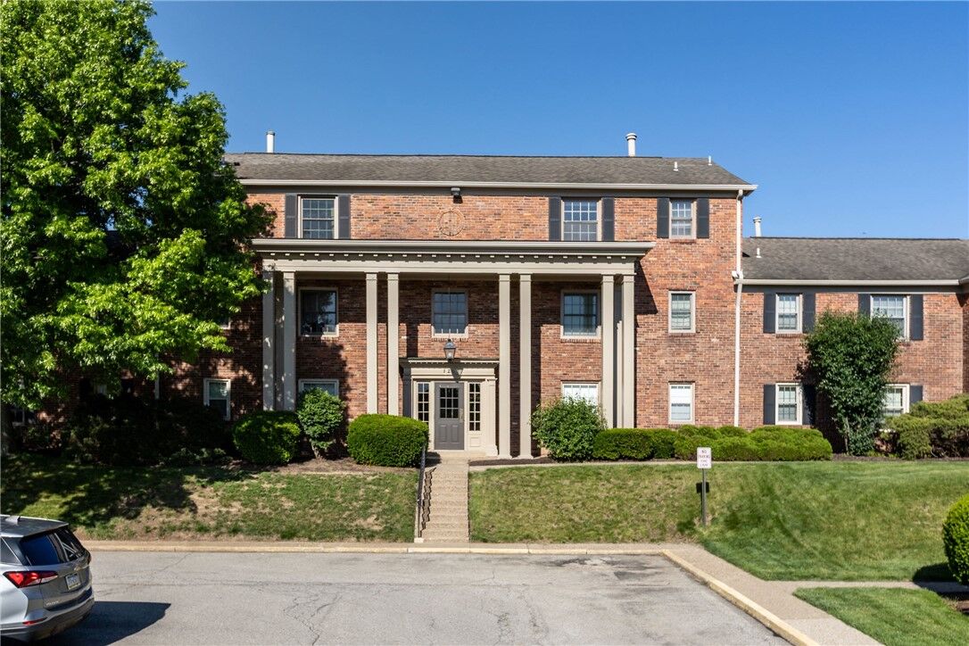 Property Photo:  126 Jamestown Ct C  PA 15216 