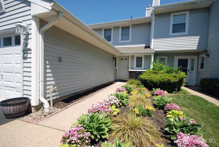 Property Photo:  37 Upperbrook Court  NJ 08859 
