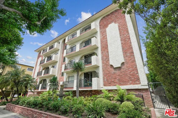 Property Photo: 125 Montana Ave CA 90403