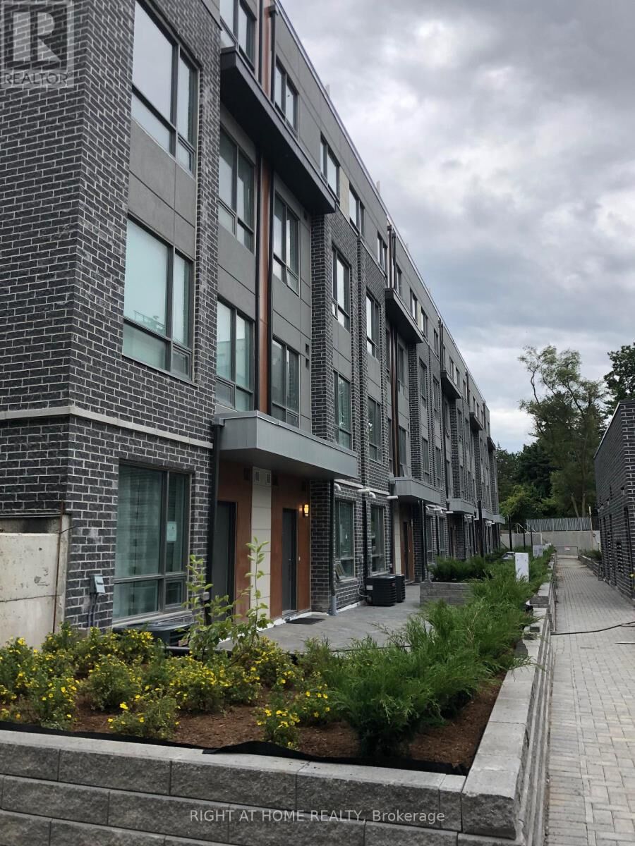 Property Photo: 650 Atwater Avenue 38 ON L5G 4K7