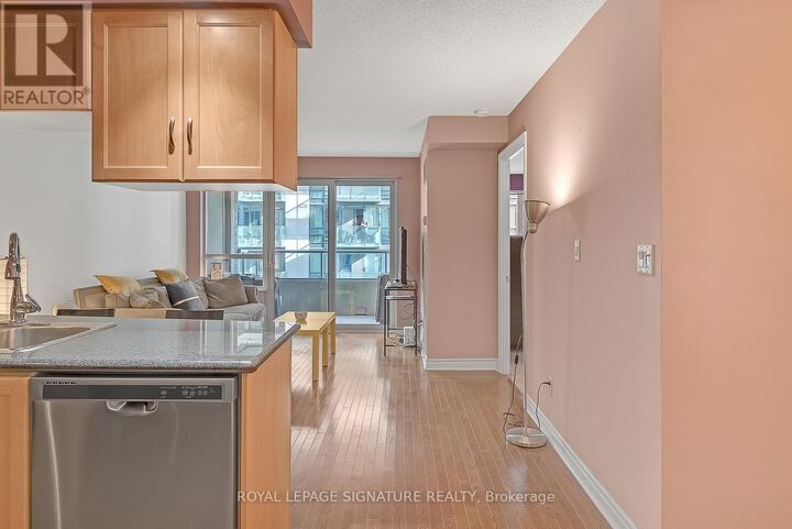 Property Photo: 270 Wellington Street West 710 ON M5V 3P6