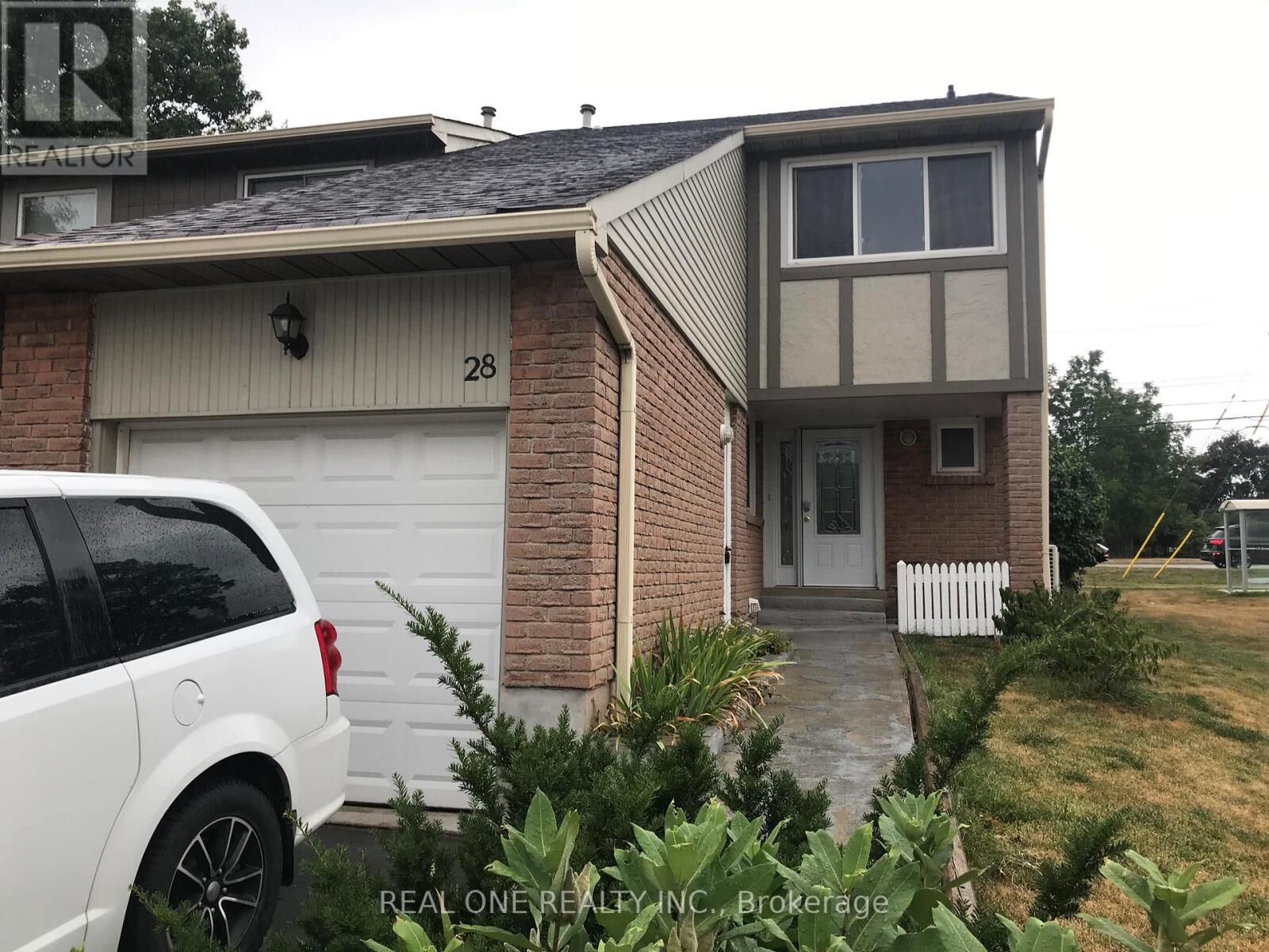 Property Photo:  1580 Lancaster Drive 28  ON L6H 2Z5 