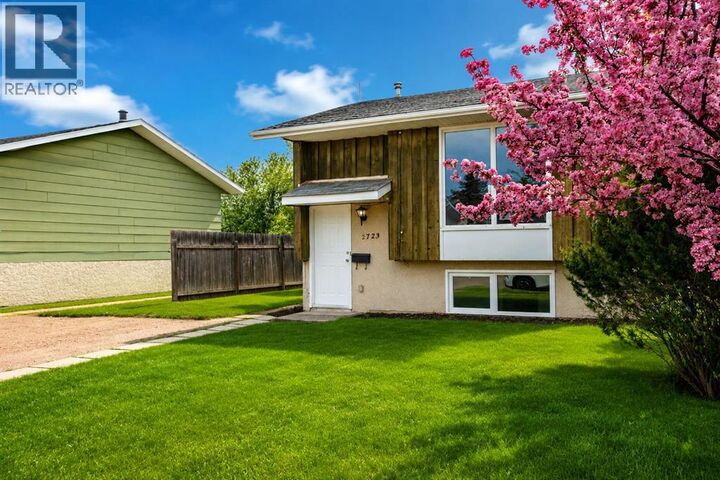 Property Photo:  2723 47 Avenue Avenue  SK S9V 1H3 