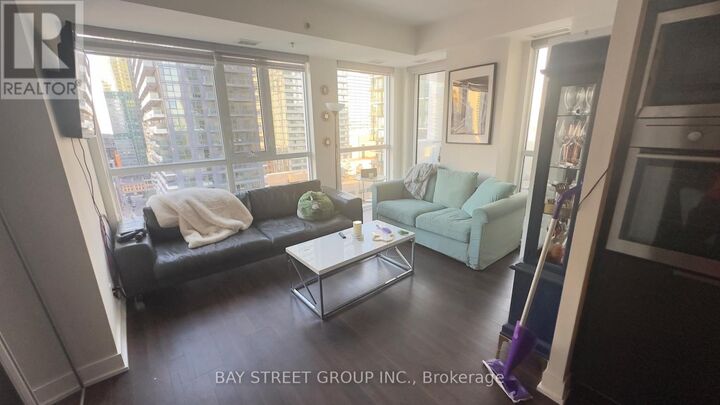 Property Photo: 318 Richmond Street West 1809 ON M5V 1X2