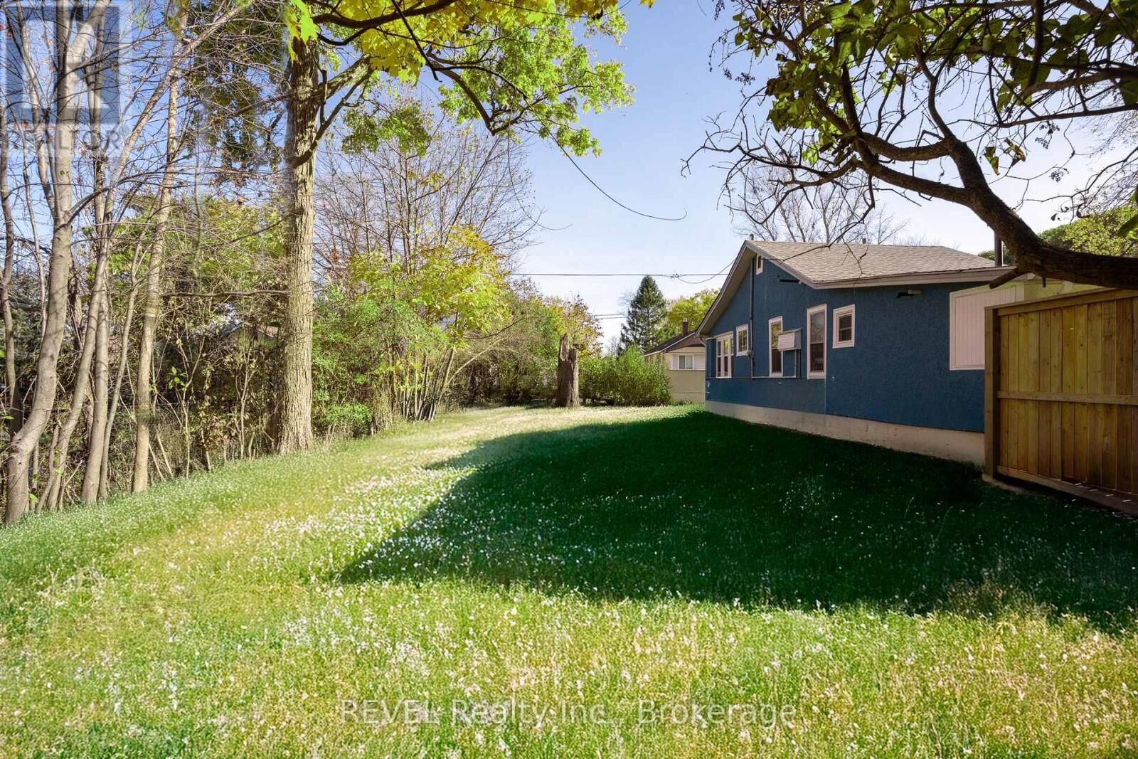 Property Photo:  405 Oxford Avenue  ON L0S 1J0 