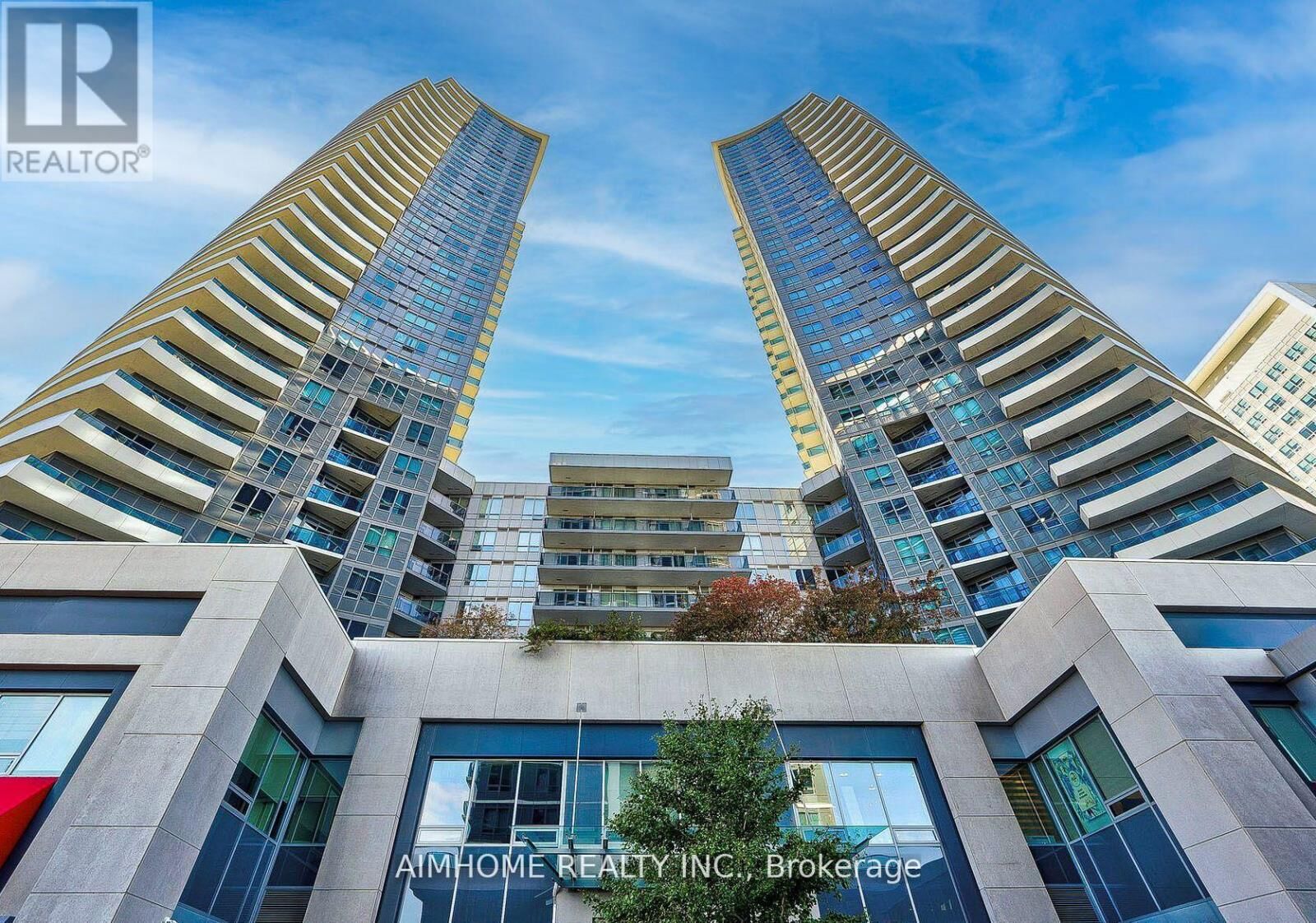 Property Photo: 7161 Yonge Street 2028 ON L3T 0C8