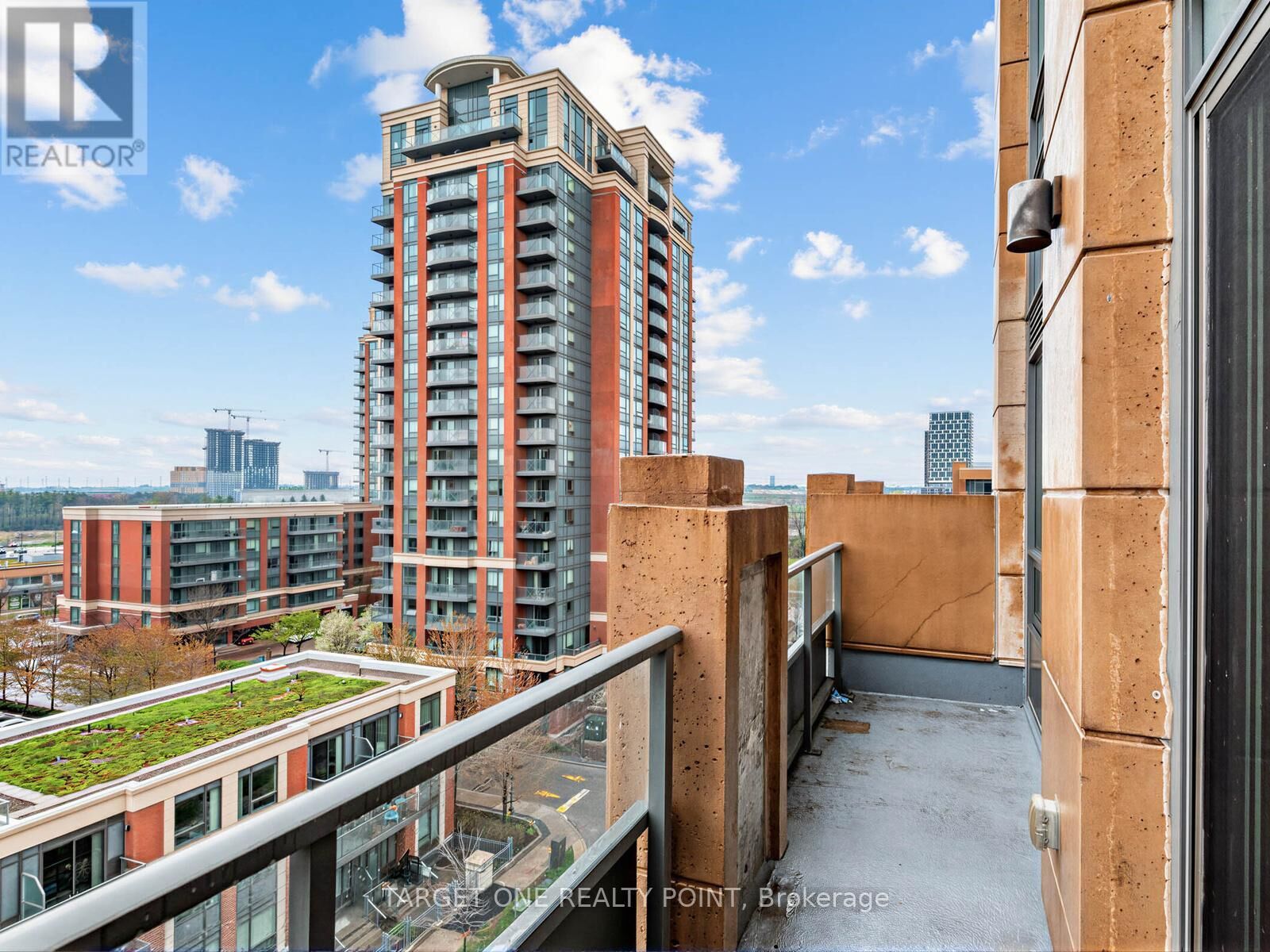 Property Photo:  28 Uptown Drive East Rg20  ON L3R 5M8 