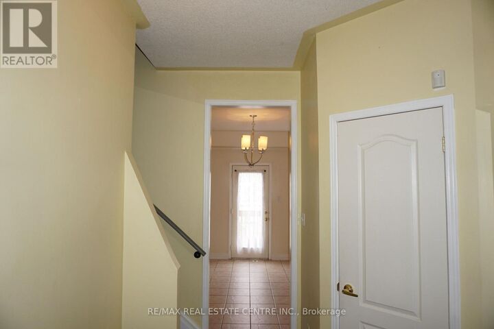 Property Photo: 435 Hensall Circle 178 ON L5A 4P1