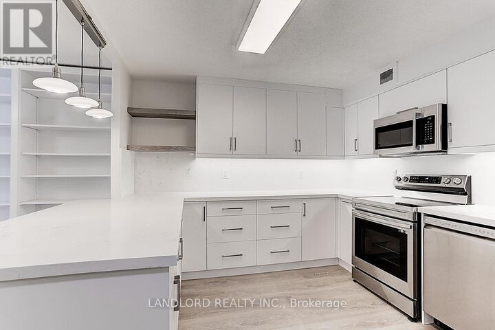 Property Photo: 188 Spadina Avenue 405 ON M5T 3A4