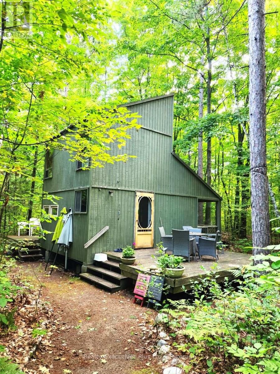 Property Photo:  8 Zhingo Miikaans Lane  ON L9M 0A9 