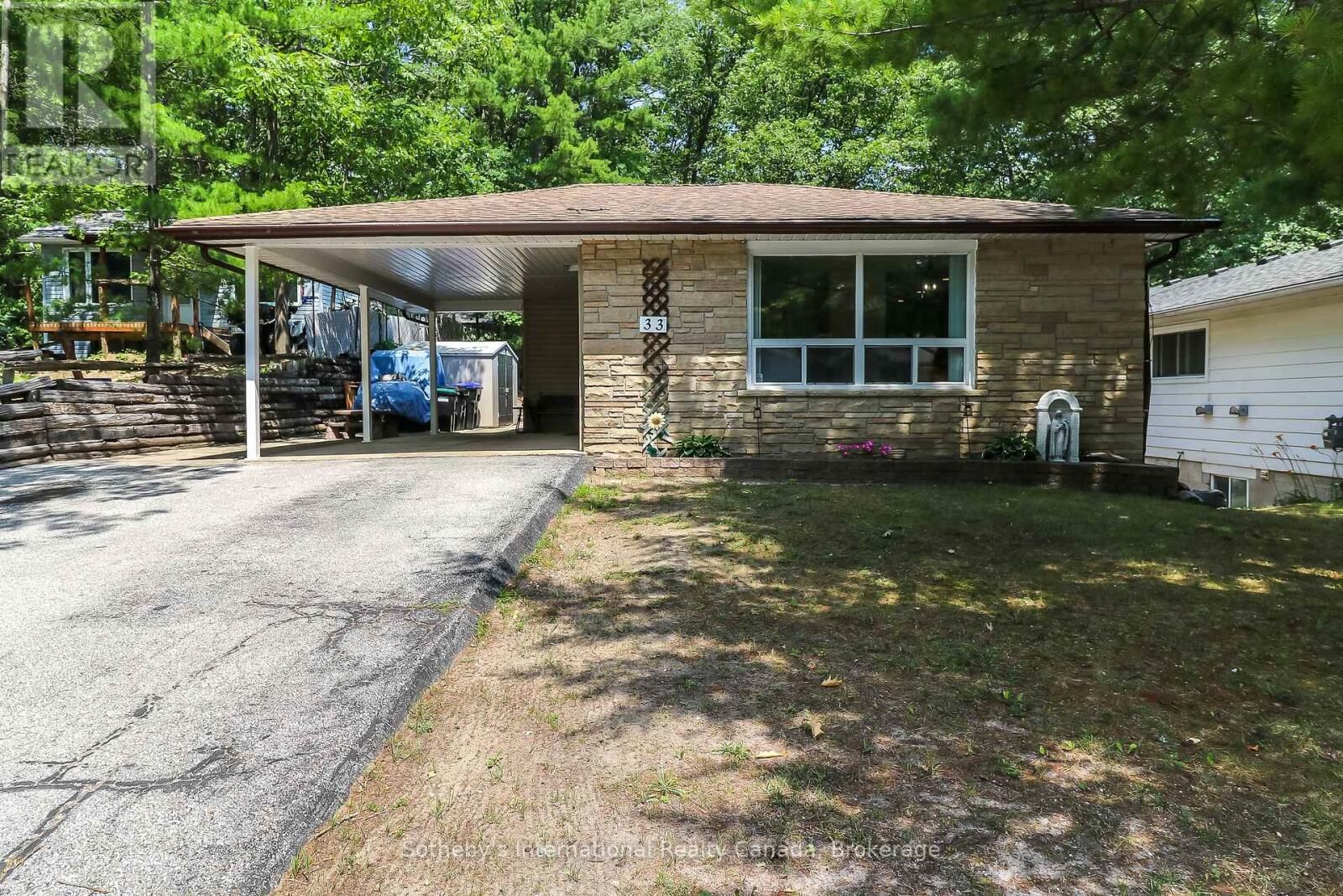 Property Photo: 33 Parkwood Drive ON L9Z 2T2