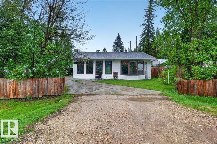 Property Photo: 1311 Park Crescent AB T0E 0A2