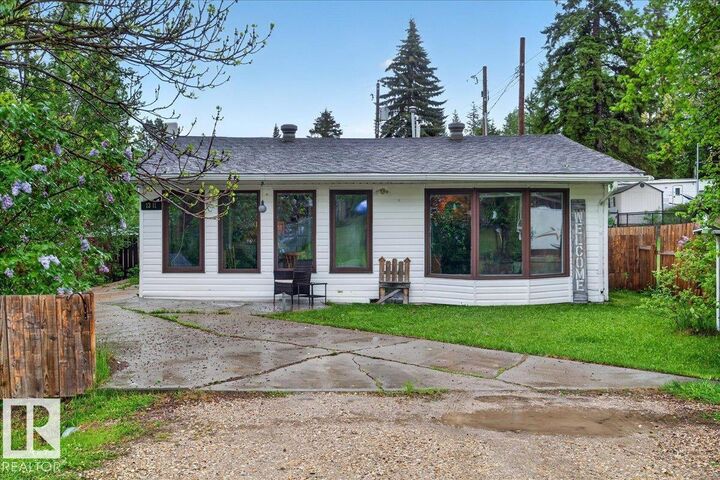 Property Photo:  1311 Park Crescent  AB T0E 0A2 